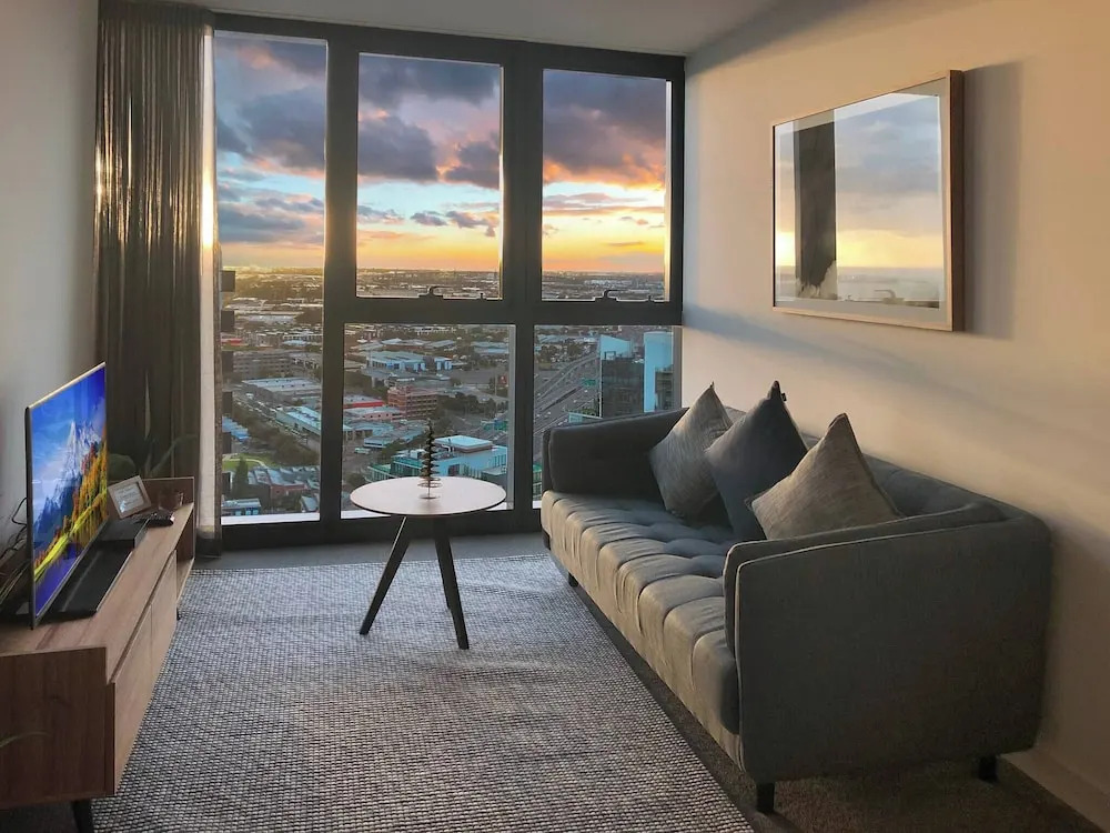 Southbank 2BR High City Views Enjoy Wine, Gym, Pool, Wifi
