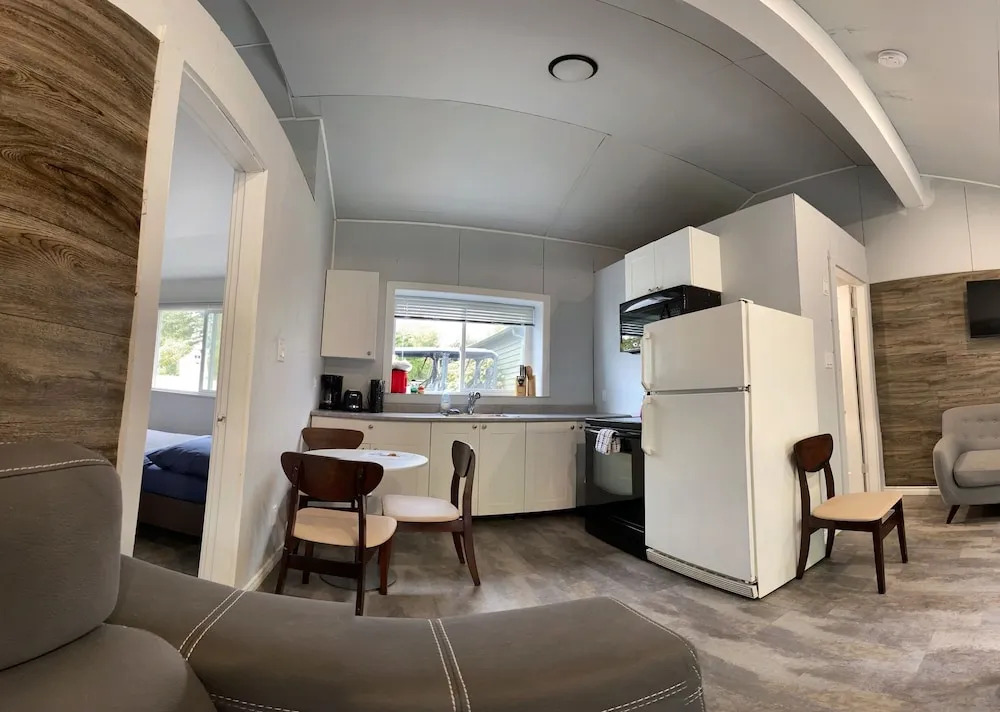 Harrison Lake Cottages