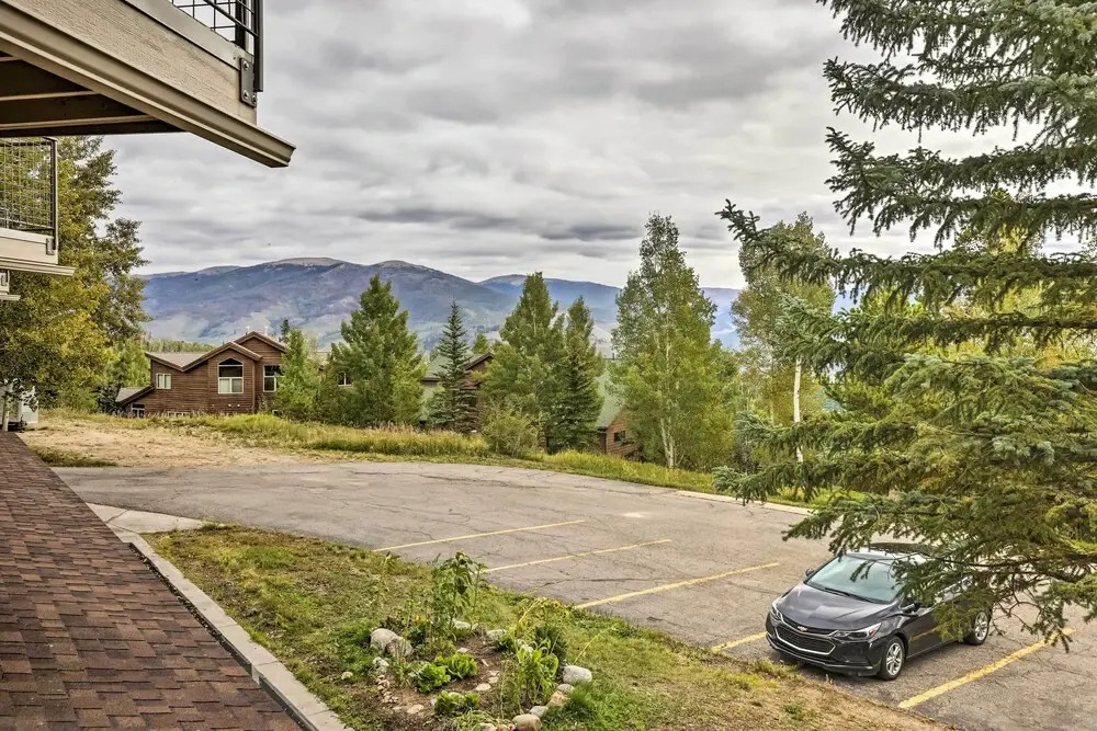 Silverthorne Condo w/ Lake Views: 10 Mi to Skiing!