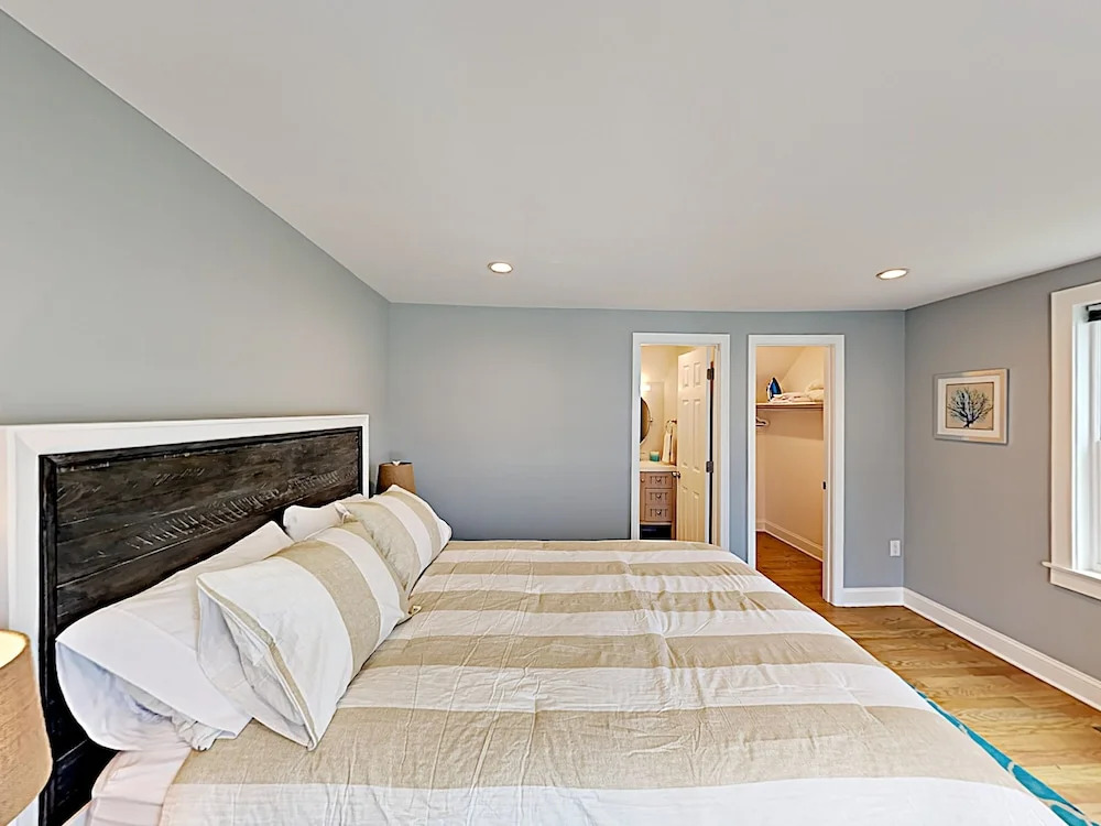 Remodeled Beach Haven W/ New Chefs Kitchen 4 Bedroom Home