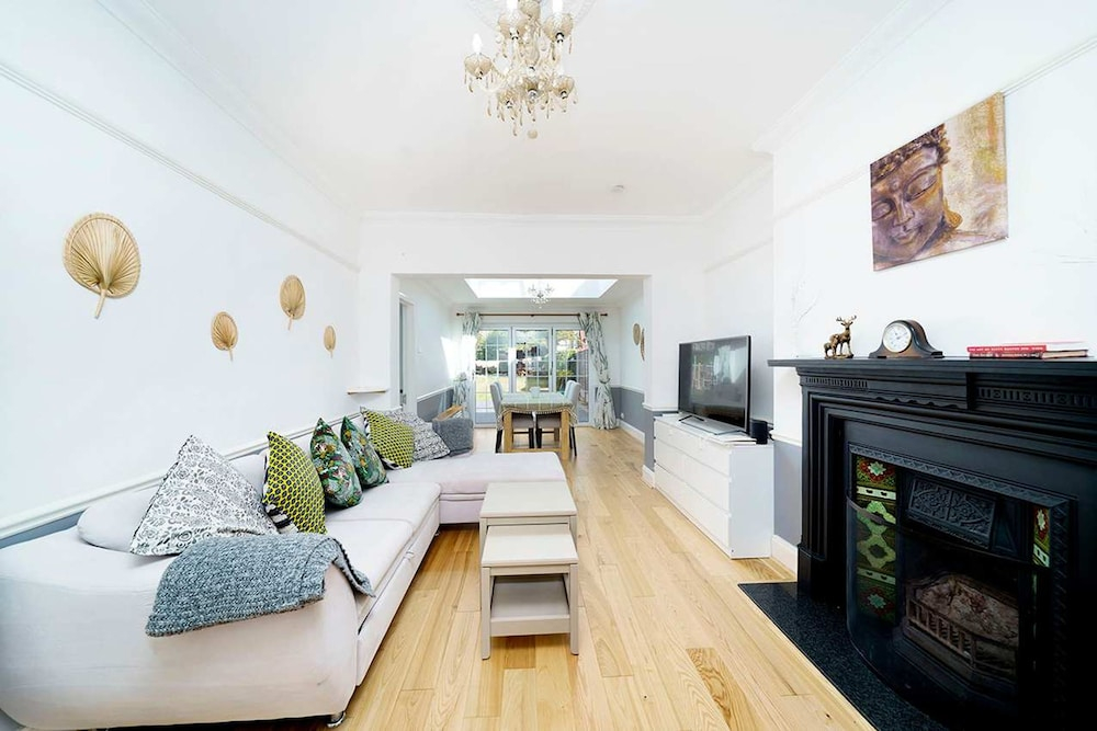 Stylish 3-bedroom Bungalow in London