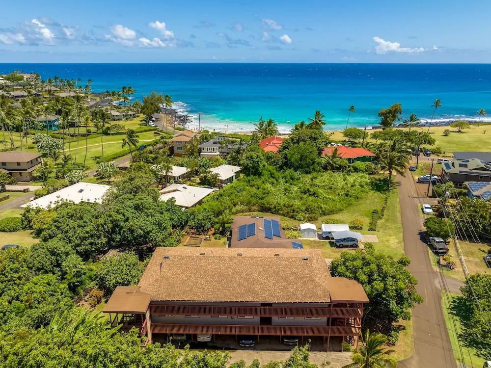 Hale Kahana'lu 2 Bedroom Condo by RedAwning