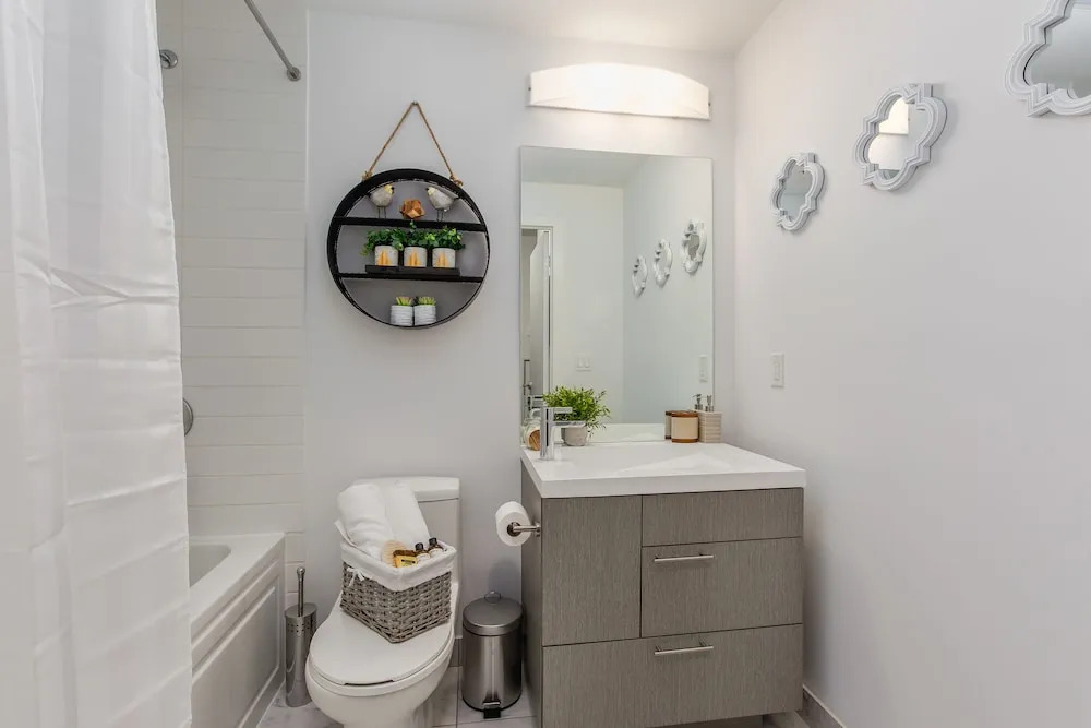 QuickStay - Classy & Rustic Downtown Condo
