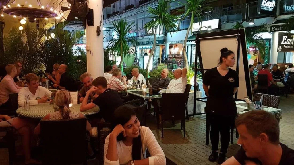 Big Boys Bed & Burger - Patong Beach
