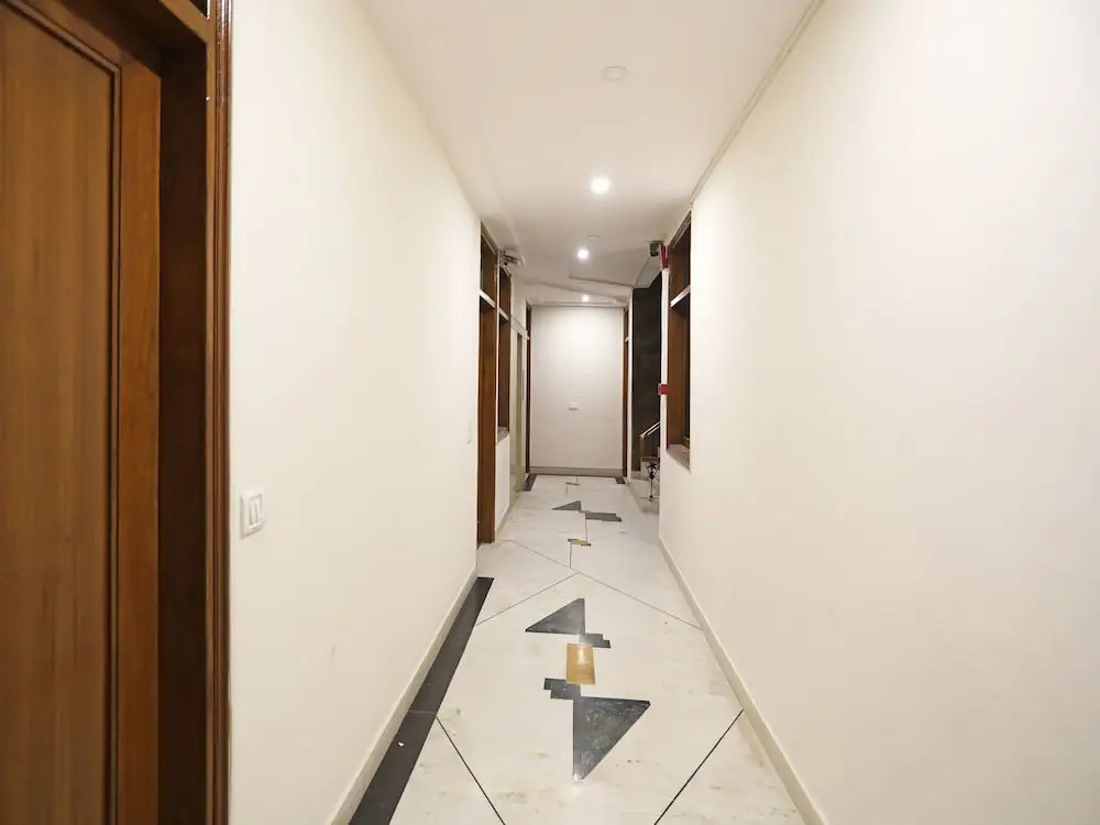 OYO 9765 Hotel Royal Queen