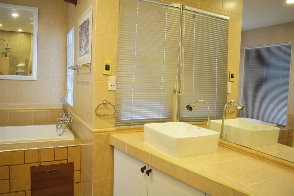 Modern Pool-view 1-bedroom Condo With Large Balcony - Baan Suan Jomtien