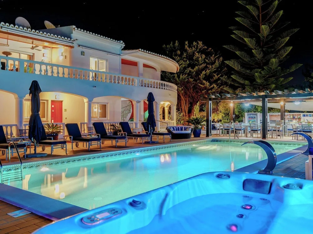 Luxurious Apartment in Lagos with Swimming Pool & Hot Tub