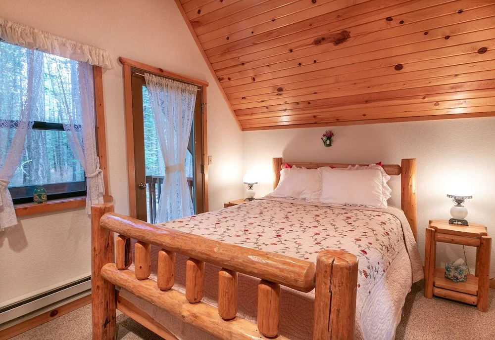 River Road Retreat Apartment 3 NW Comfy Cabins