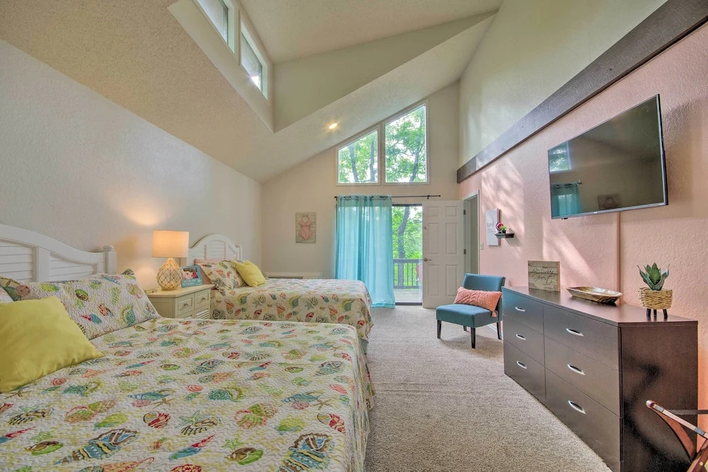 Osage Beach Home w/ Private Hot Tub: Near Lake!
