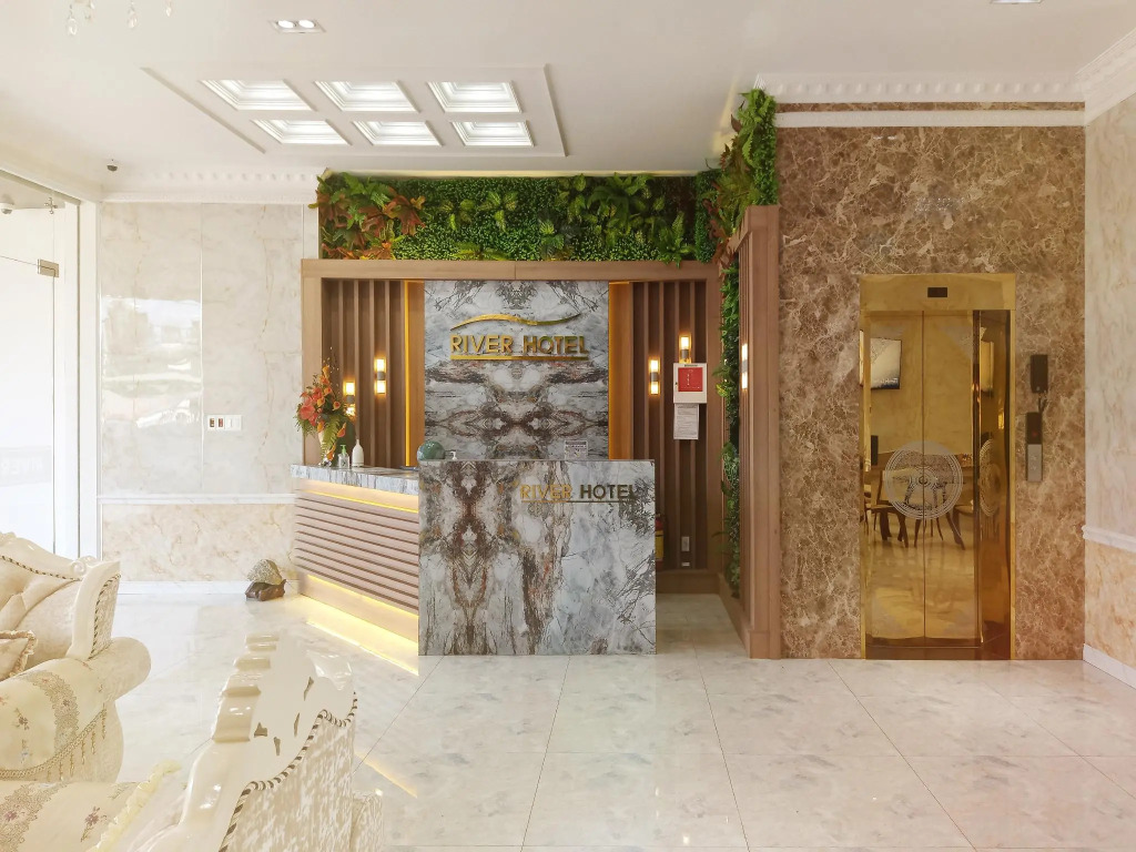 River Hotel