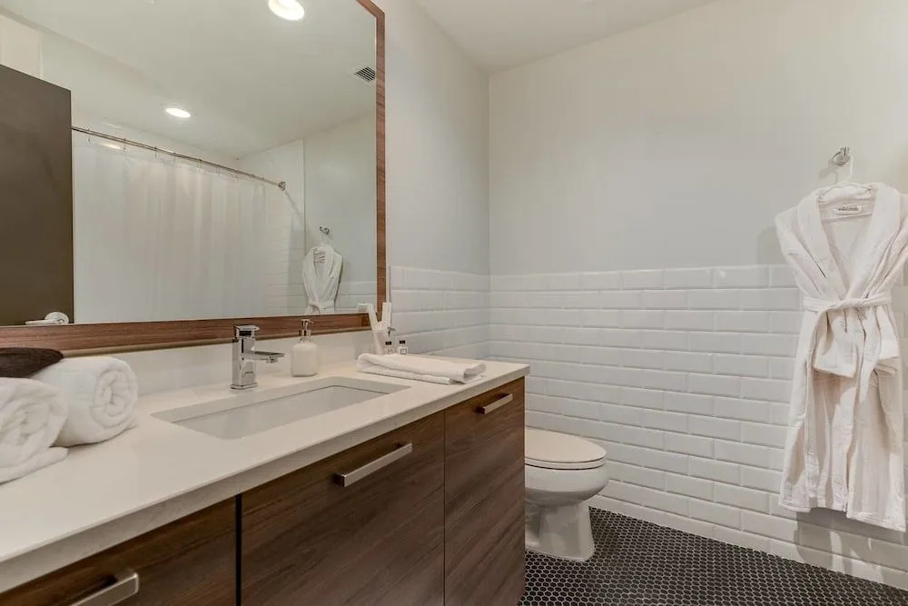Brand New Stunning Unit Downtown