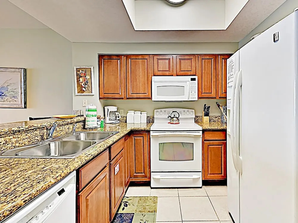 New Listing! Gulf-view Resort W/ Pool, Golf & Gym 3 Bedroom Condo