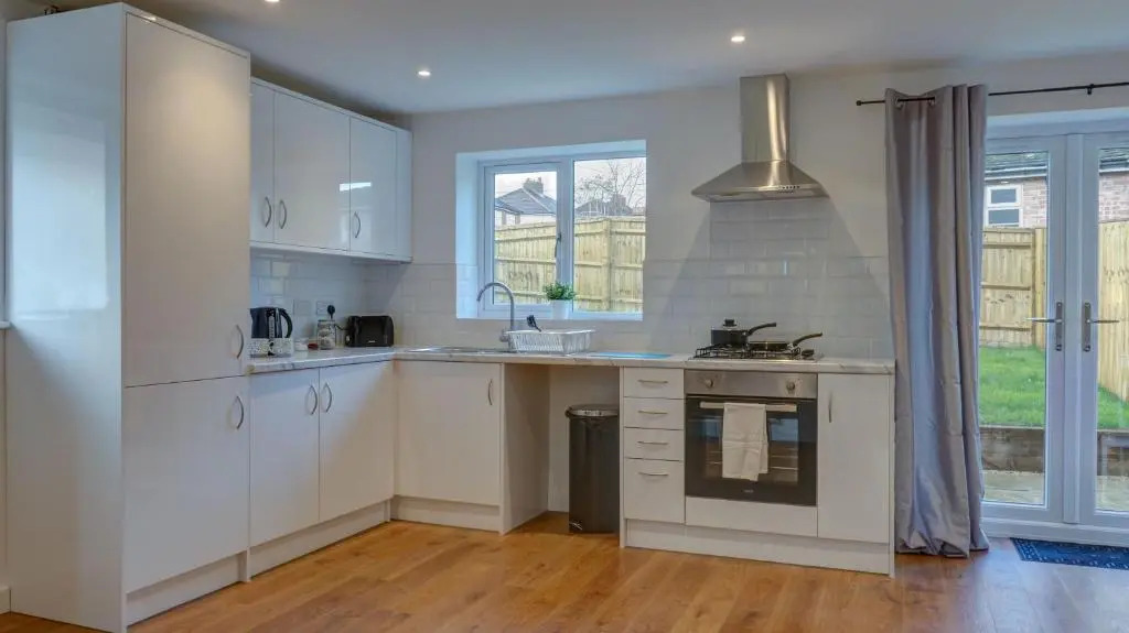 Low Cost, 4 Bed with Parking & Large Garden 04