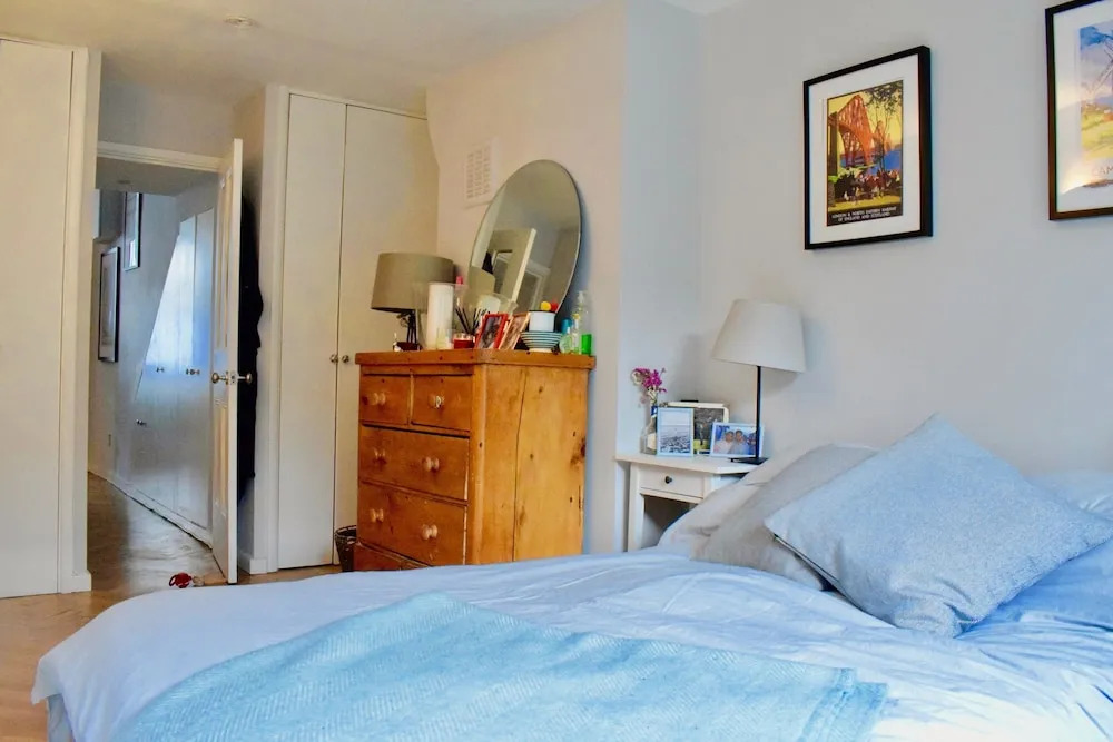Homely 1 Bedroom Flat in Battersea With Garden