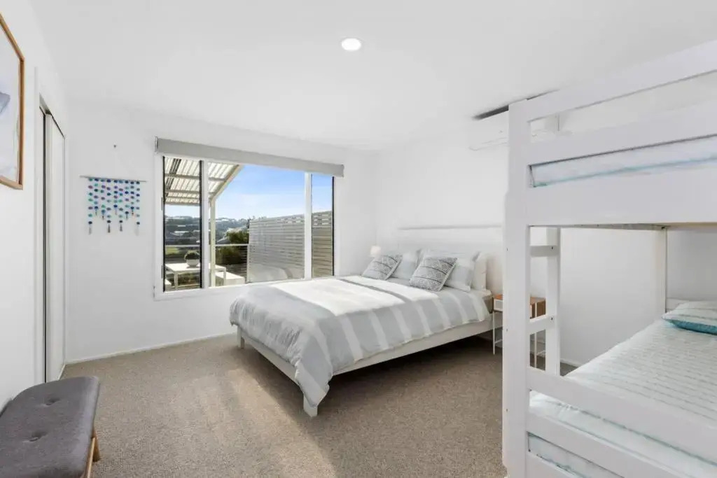 SALTWATER HOUSE - Opposite the beach and views over the lake
