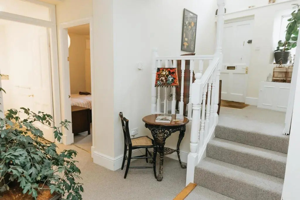 SUNNYSIDE APARTMENT - Spacious 2 Bedroom Ground Floor with Free Parking In Kendal, Cumbria