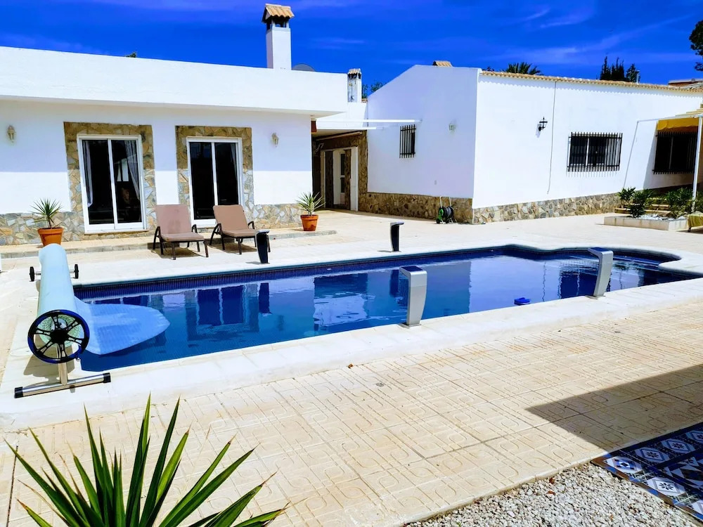 Remarkable 5-bed Villa in Fortuna