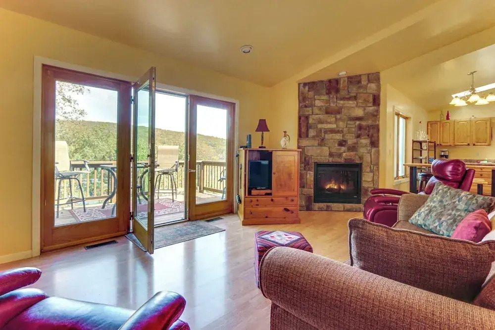 Deep Creek Lake Townhome w/ Deck & Water Views