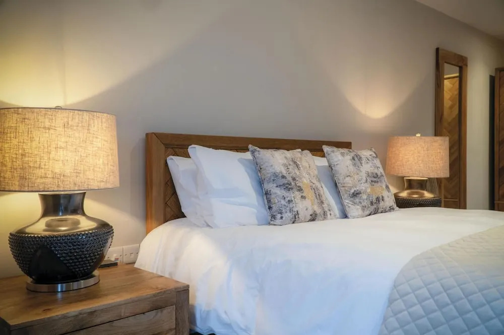 Suite 1 - Sleeping Giant Hotel - PEN Y CAE Inn