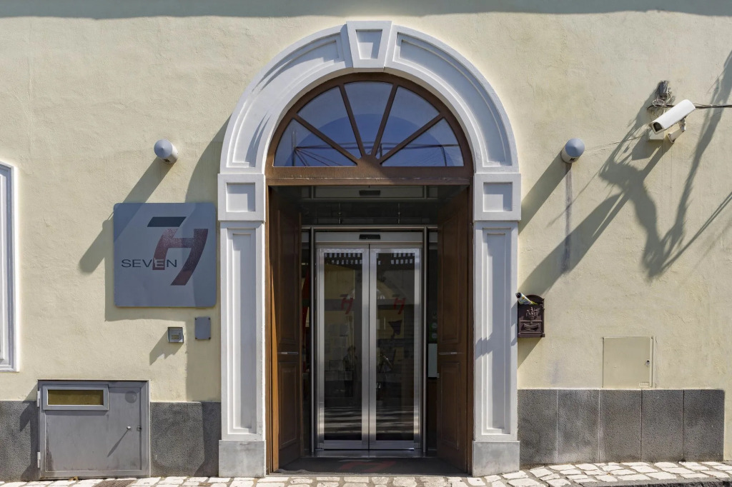 Seven Hostel & Rooms