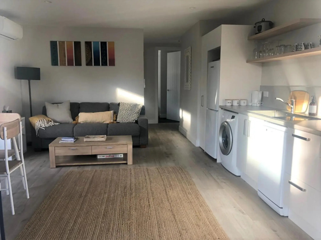 Brand New Apartment a Few Minute's Walk from Town