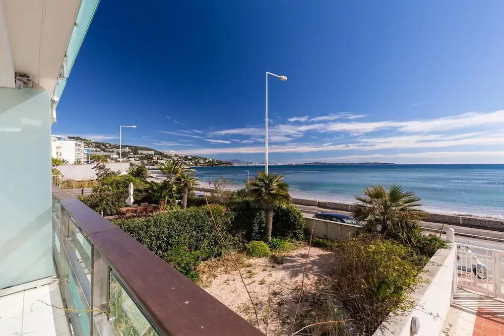 Bright two Bedroomed Apartment on the Beach in Cannes With Huge Terrace With Fabulous sea Views - 2001