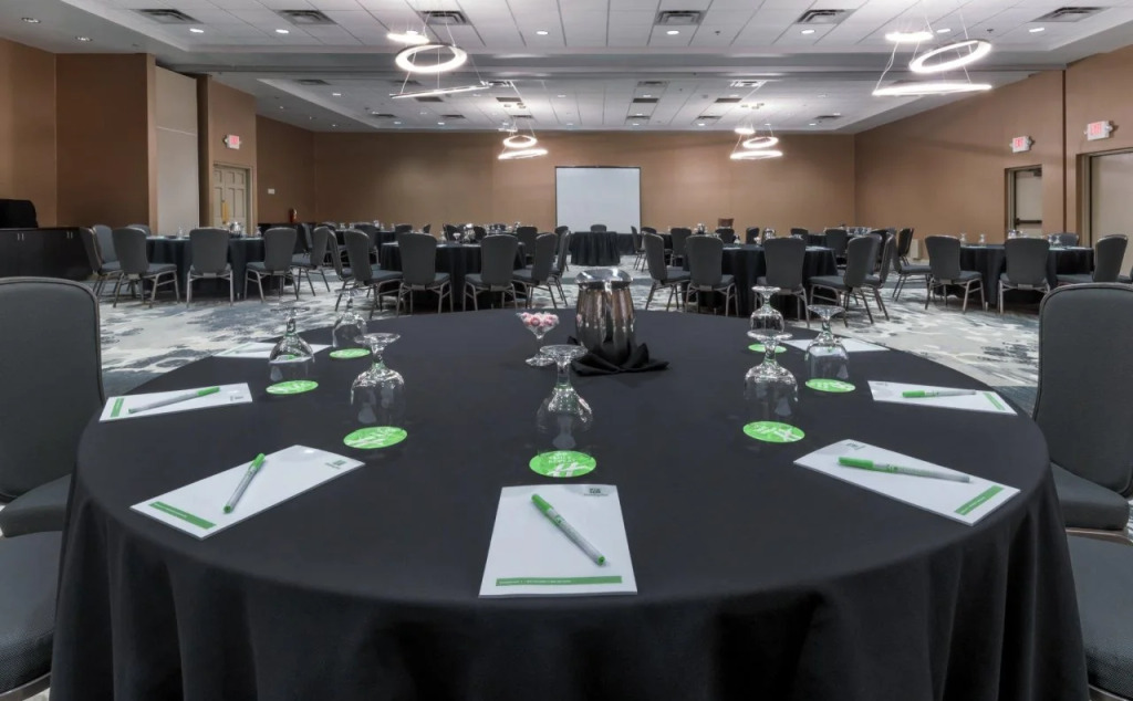 Holiday Inn and Suites Phoenix Airport North by IHG