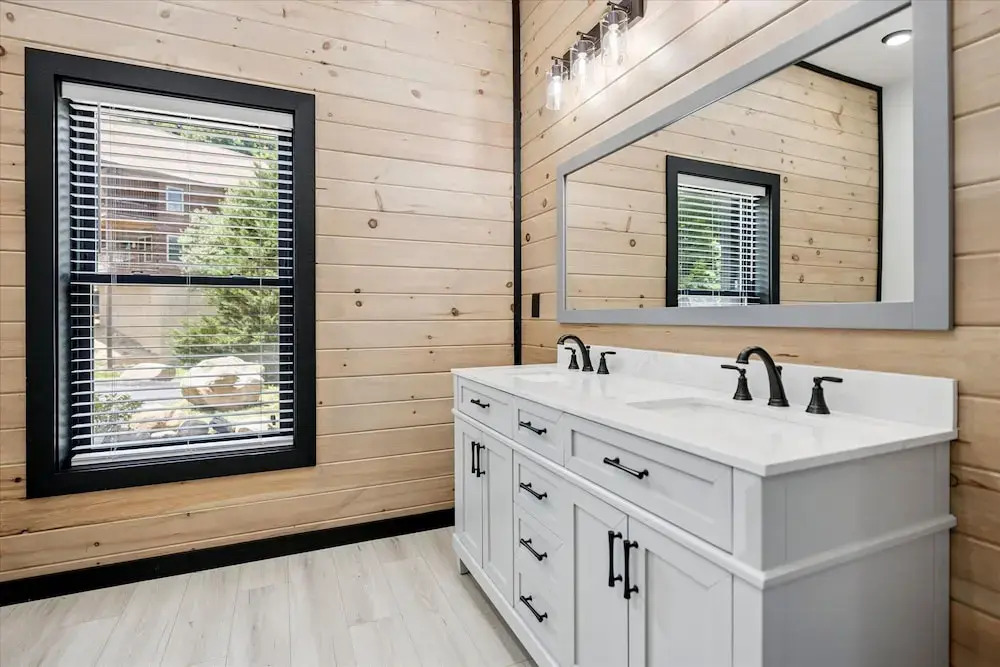 New Cabin w Indoor Swim Spa Hot Tub Gameroom