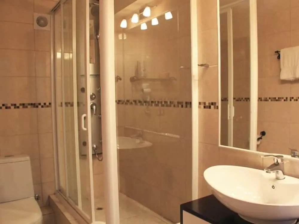 Villa Baviera, Hotel Baviera Chile