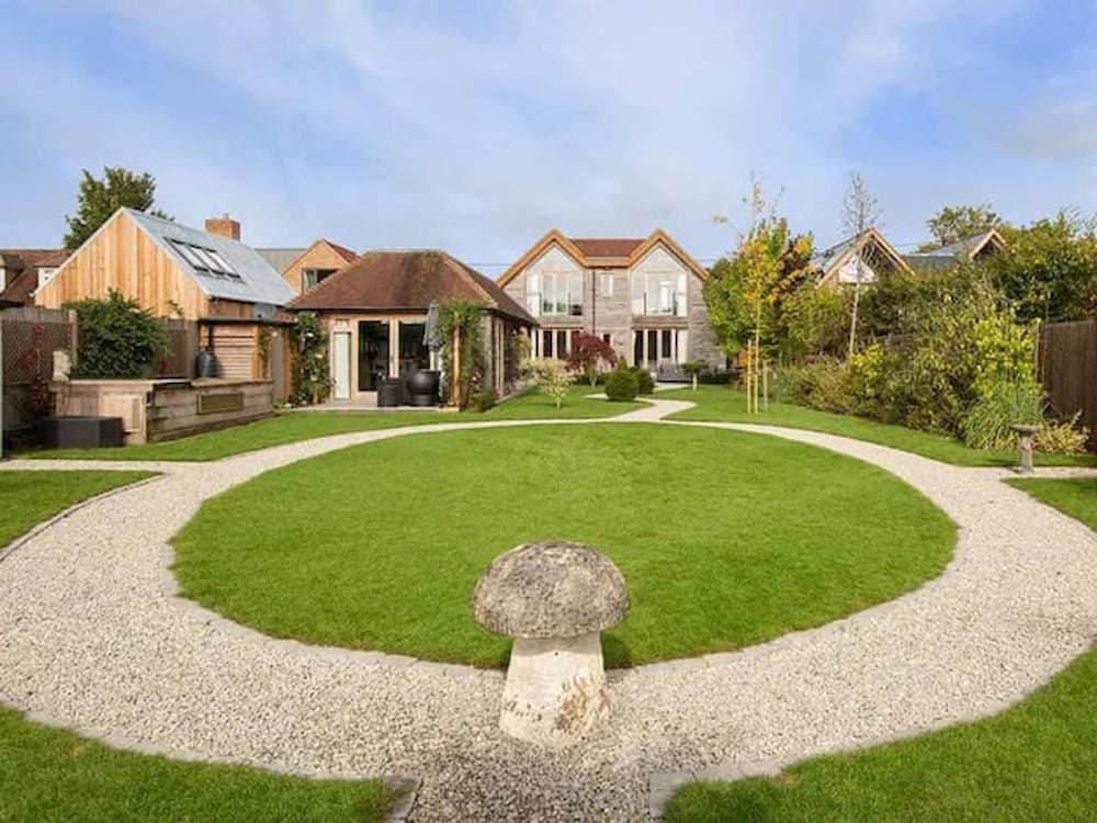 Tranquil Elm Lodge Escape in Canterbury