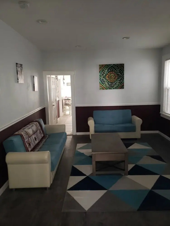 Lovely 3 Bedroom Apt With Parking On Premises