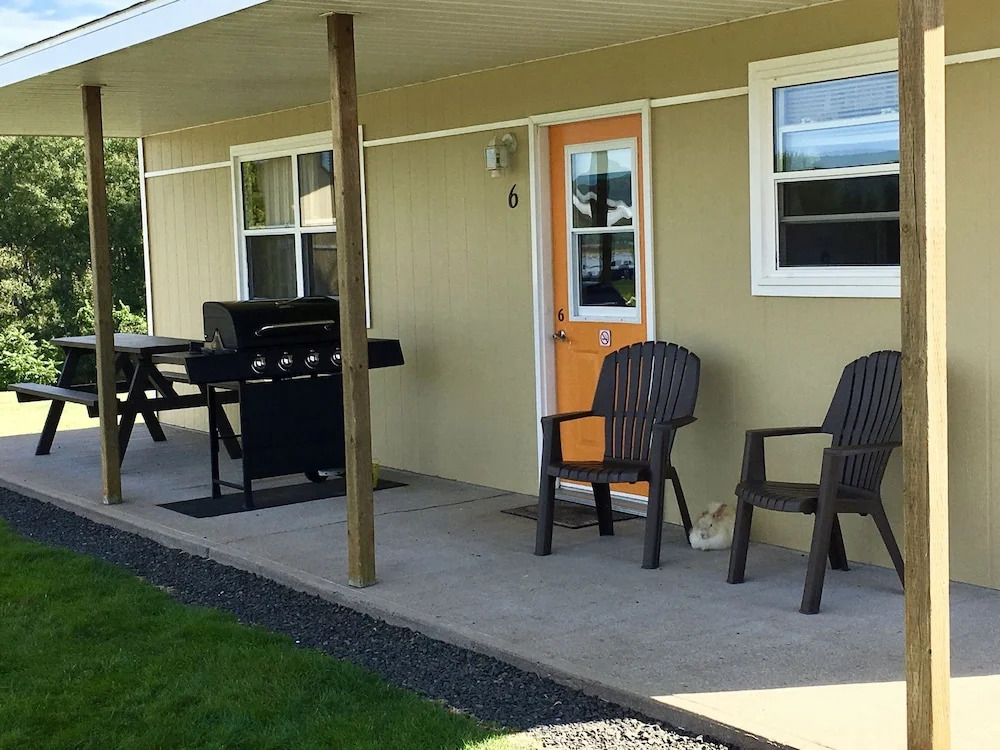 Upper Clements Cottages & RV Park