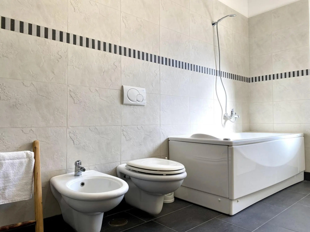 Apartment in villa, suitable for families, swimming pool, large outdoor spaces-Salice by Villa Rita