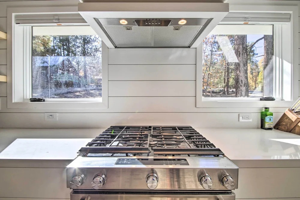 Half-mi to Big Bear Lake: Modern Home w/ Deck