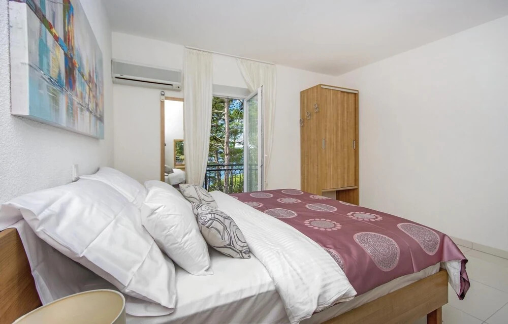 Nice Home in Brela with Hot Tub, WiFi & 4 Bedrooms