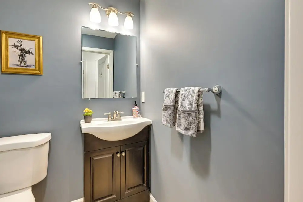 Walk to Shops & Dining: Glen Cove Apt w/ Yard!