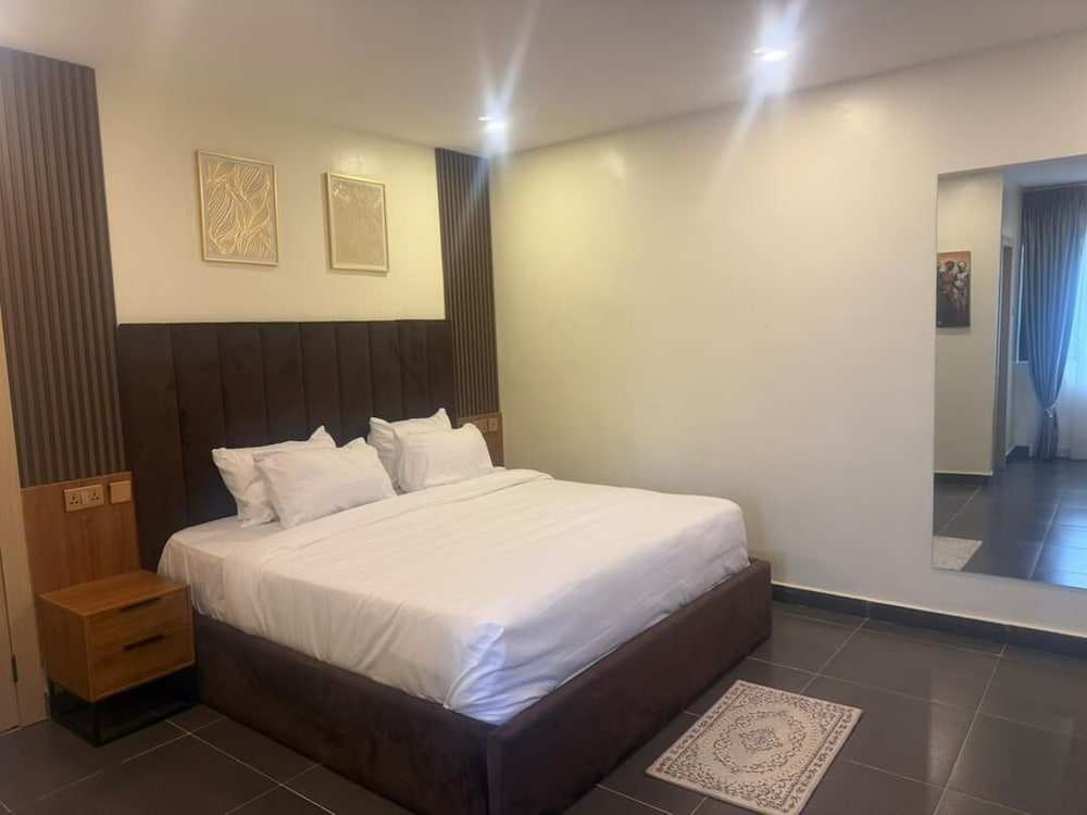 C & C Luxury Suites