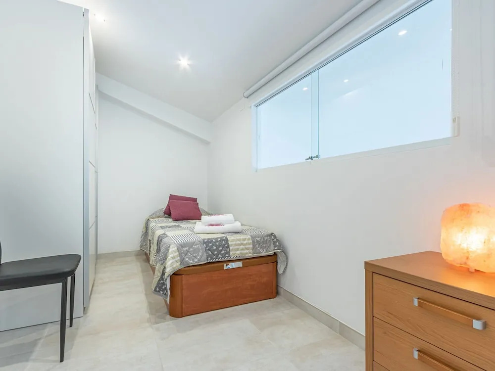 Modern Furnished Apartment Near Shops and Restaurants