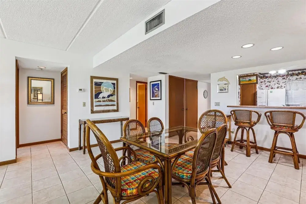 Oceanfront Luxury: 2BR Condo + Pool in St.aug