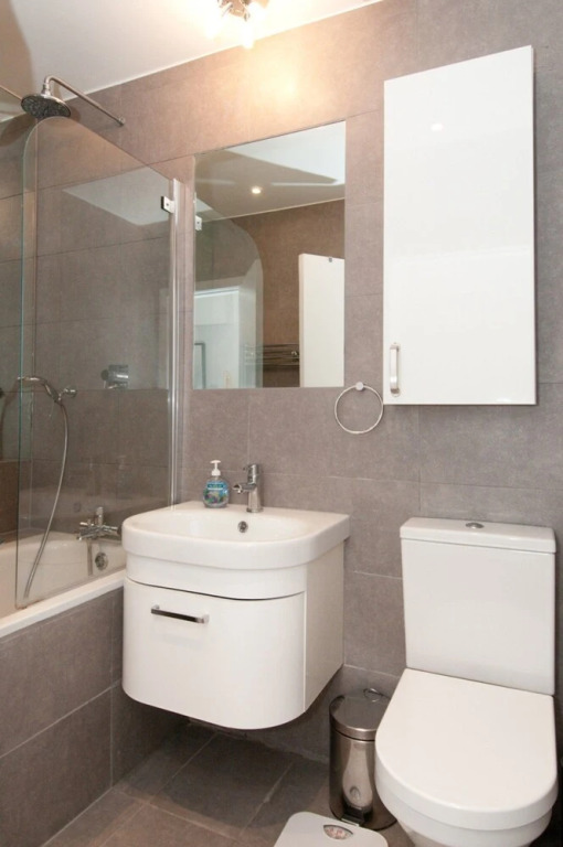 1 Bedroom Flat In Vibrant Earls Court