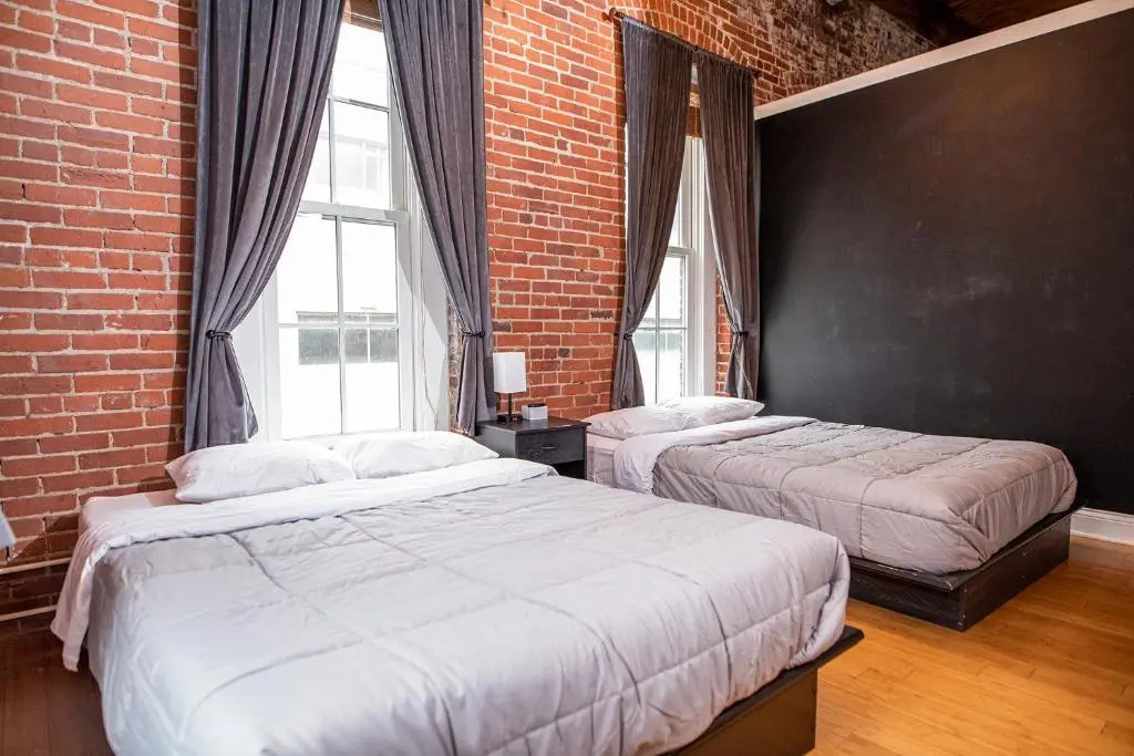 Georgia Street 4 Bedroom Condo Downtown!!