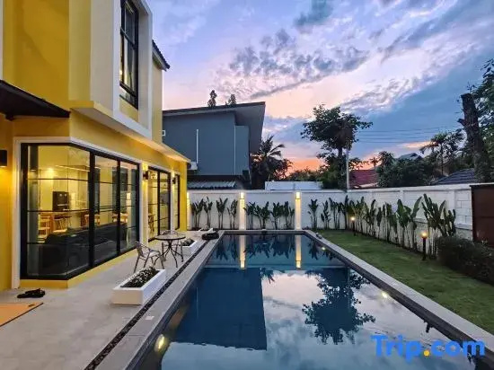 Private 6 Bedroom - Mellow Yellow Villa
