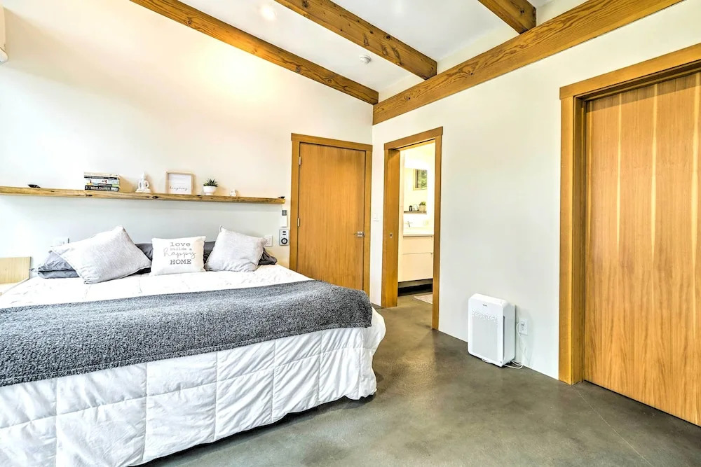 Heated Swim Spa! 15-Acre Cabin on Skykomish River