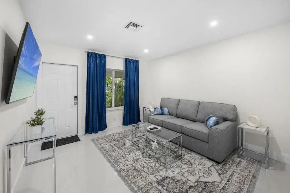 Uhost AI 1BR With Marble Accents Patio