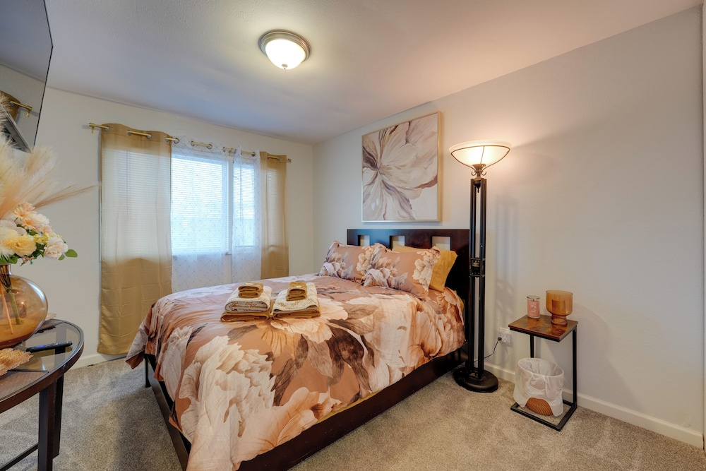 U-med District Townhome w/ Private Yard + Grill