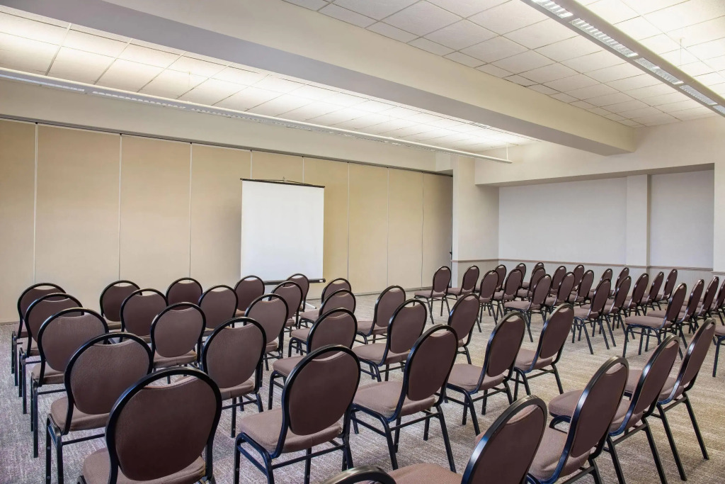 Days Inn & Suites by Wyndham West Edmonton