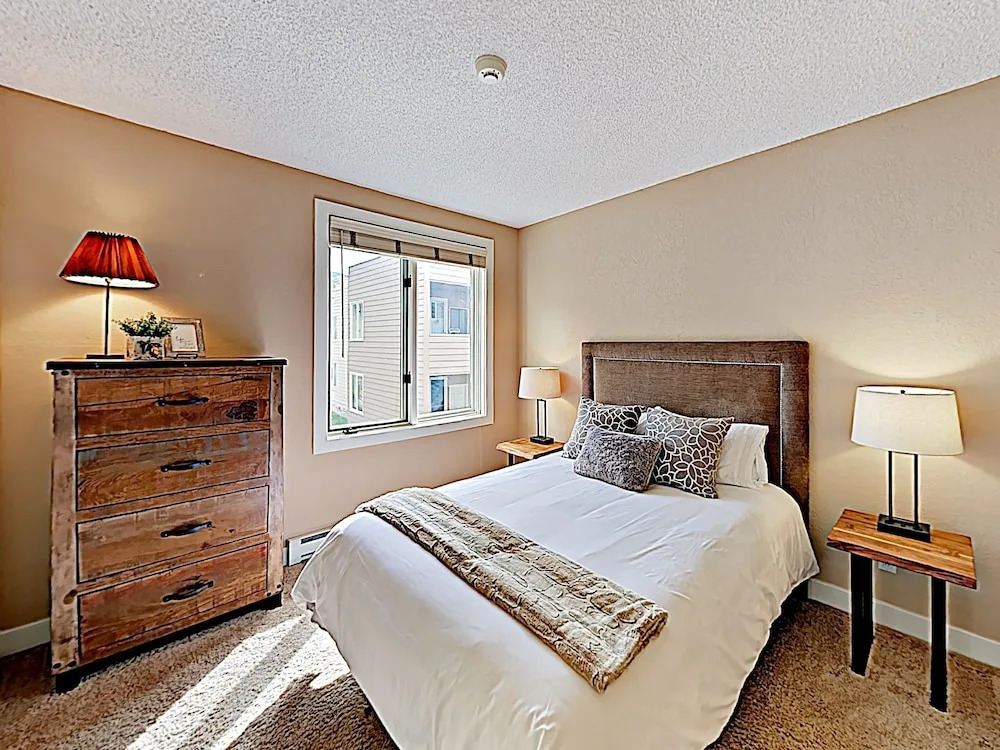 New Listing! W/ Pool -- Walk To Ski Lift 3 Bedroom Condo