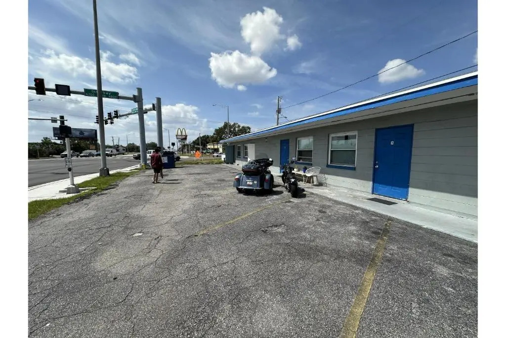 Base Motel By OYO South Tampa