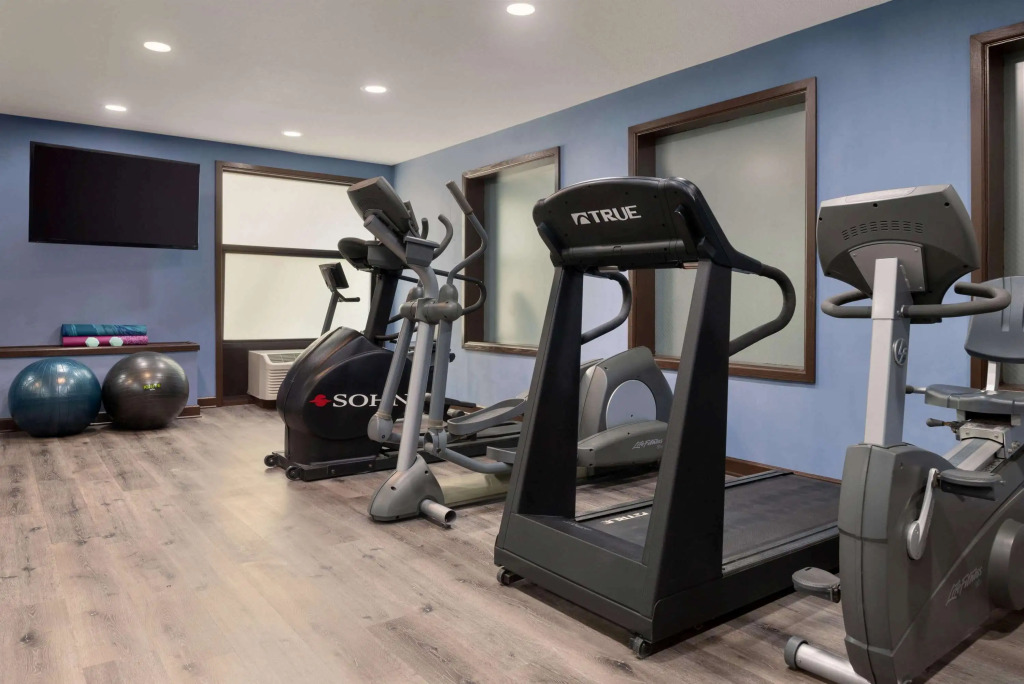 Days Inn & Suites by Wyndham Merrillville