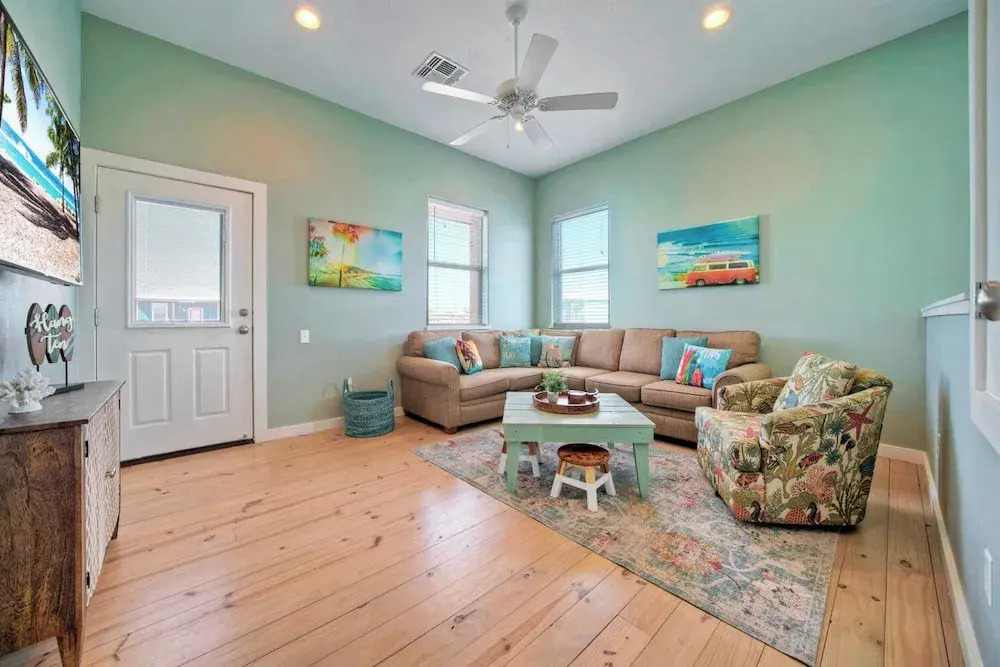 Sleeps 24, 2 Homes Pool, Backyard Tiki Bar, Fire Pit, Cornhole Walk to Beach